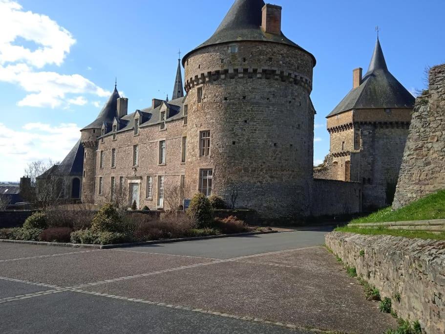 Charming Detached 2 Bedroom Ancient House In Medieval Quarter Of A Small Town In The Pays De La Loire, France Sillé-le-Guillaume Eksteriør billede
